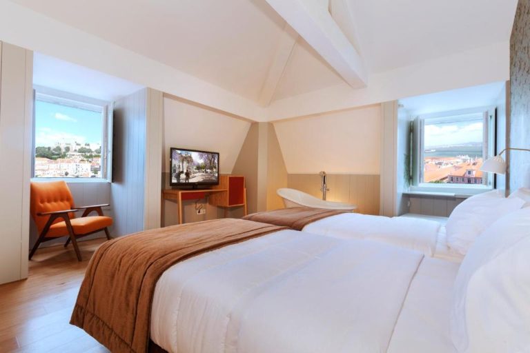 Habitación doble con vistas a la ciudad y bañera integrada en el Lisboa Carmo Hotel