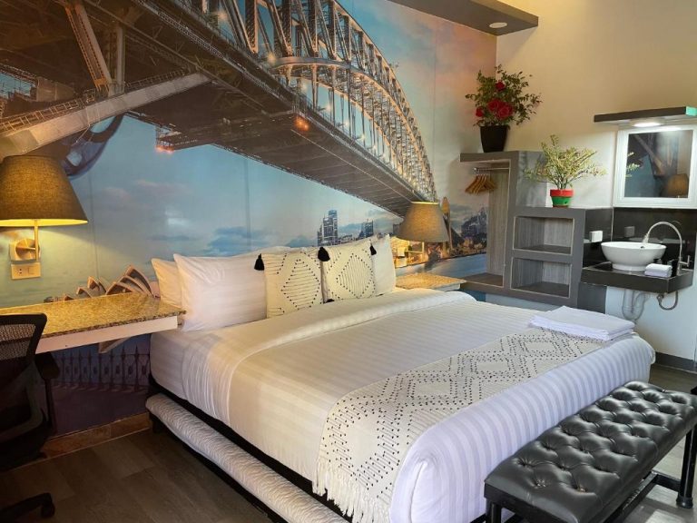 Habitación doble con mural del Puente de Sídney y cama king en Italy Condotel Darasa