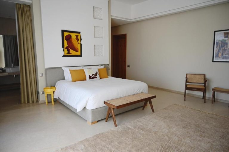 Habitación suite con cama king size y decoración artística en Maison Kenoosha Boutique Hotel & Spa