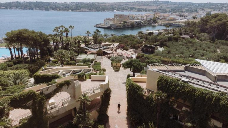 Vista aérea de los jardines y acceso al mar del Mangia's Brucoli Sicily Autograph Collection en Sicilia