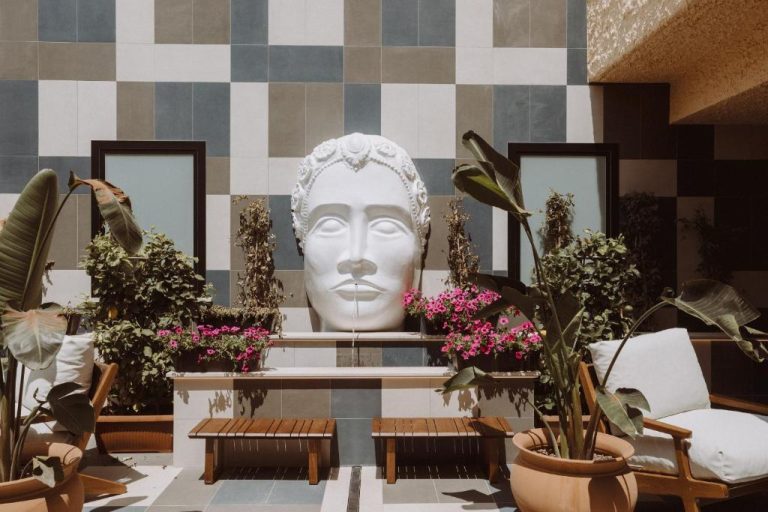 Patio exterior con fuente escultórica clásica y jardín en Mangia's Brucoli Sicily Autograph Collection