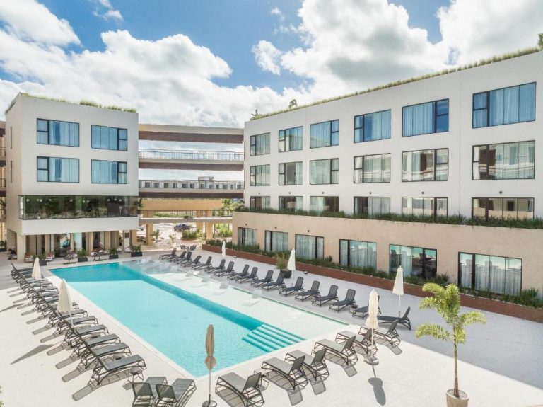 Piscina exterior con tumbonas y sombrillas del Hotel Faranda Single Punta Cana Adults Only
