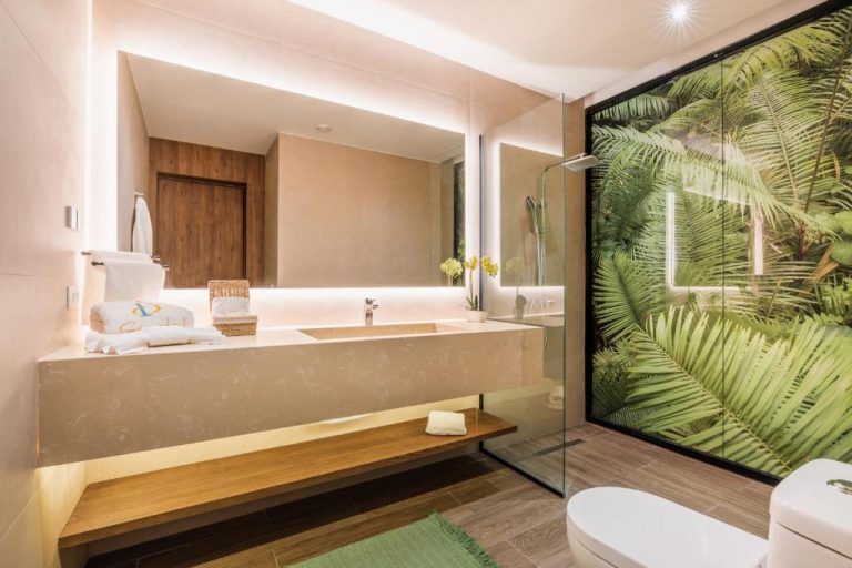 Baño moderno con ducha de cristal y mural tropical en Hotel Faranda Single 1 Punta Cana Adults Only