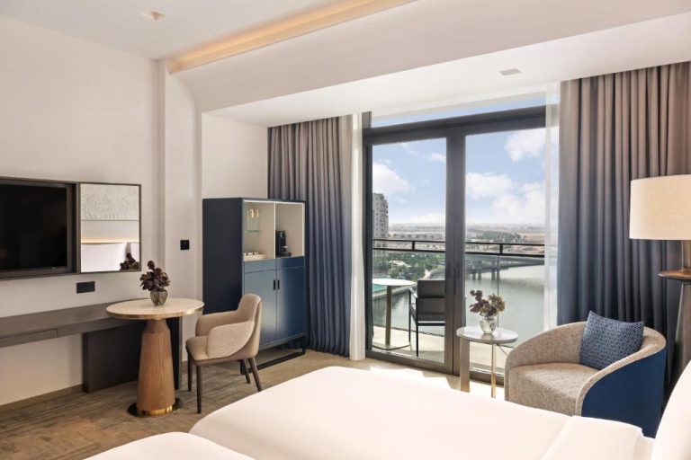 Habitación deluxe con balcón y vistas al canal en Palace Dubai Creek Harbour, Dubai