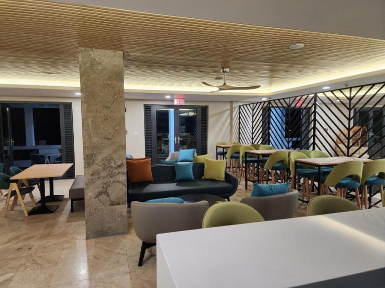 Zona lounge y área de descanso con sofás y sillas coloridas en el Hotel 39 Jamaica