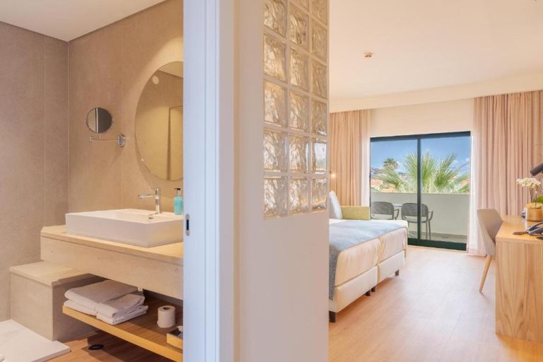 Habitación doble con baño moderno y terraza con vistas al jardín en el hotel Sentido Galosol