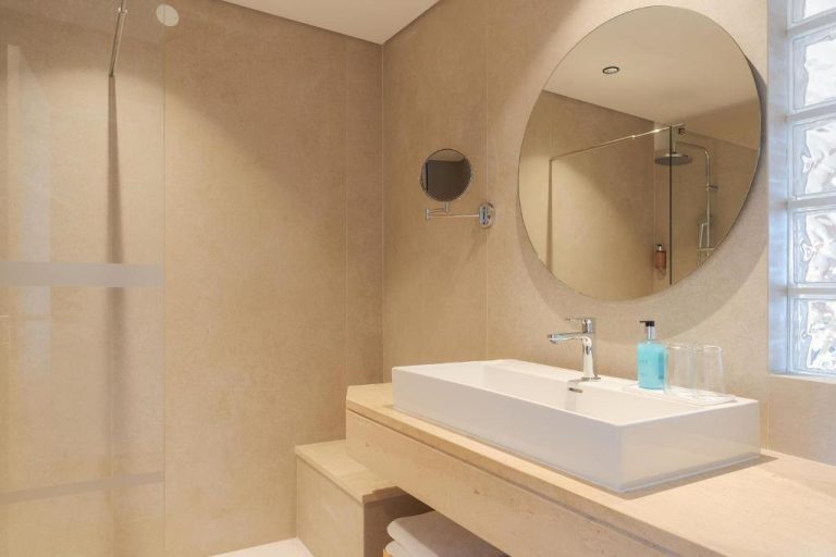 Baño moderno con lavabo rectangular y ducha acristalada en el hotel Sentido Galosol