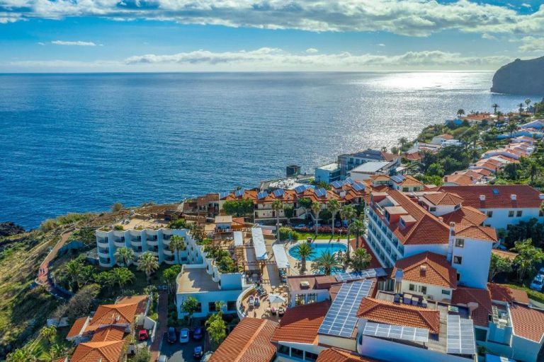 Vista aérea del Hotel Sentido Galosol con piscina exterior y vistas al océano Atlántico en Madeira