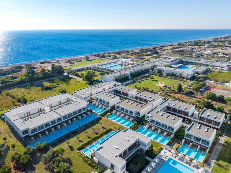 Vista aérea del Gennadi Grand Resort con piscinas privadas y acceso directo a la playa de Rodas