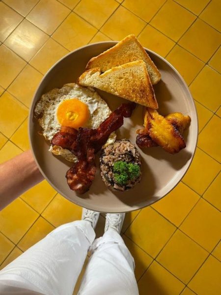 Desayuno completo con huevo frito, bacon, arroz, tostadas y plátano macho en Hotel 1915 Inn & Suites