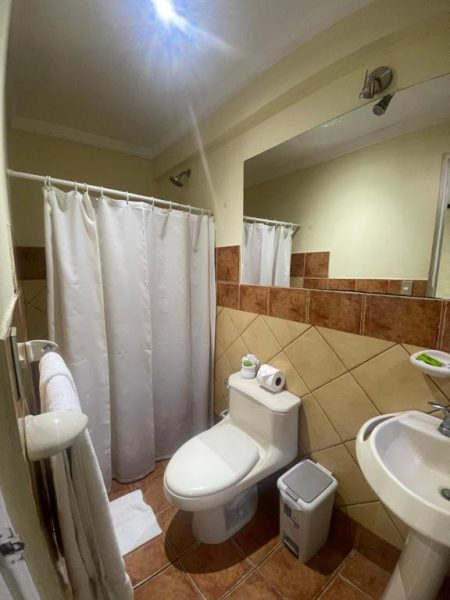 Baño completo con ducha, inodoro y lavabo en Hotel 1915 Inn & Suites