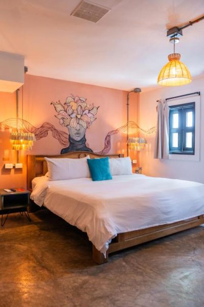 Habitación doble con mural artístico y decoración bohemia en Hotel Kim
