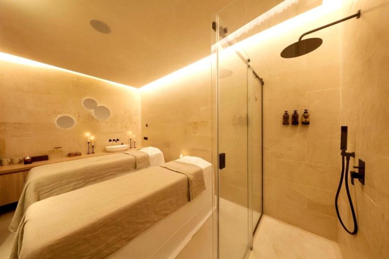 Sala de tratamientos doble con ducha de lluvia y camillas en Casa Nostra Boutique Hotel & Spa