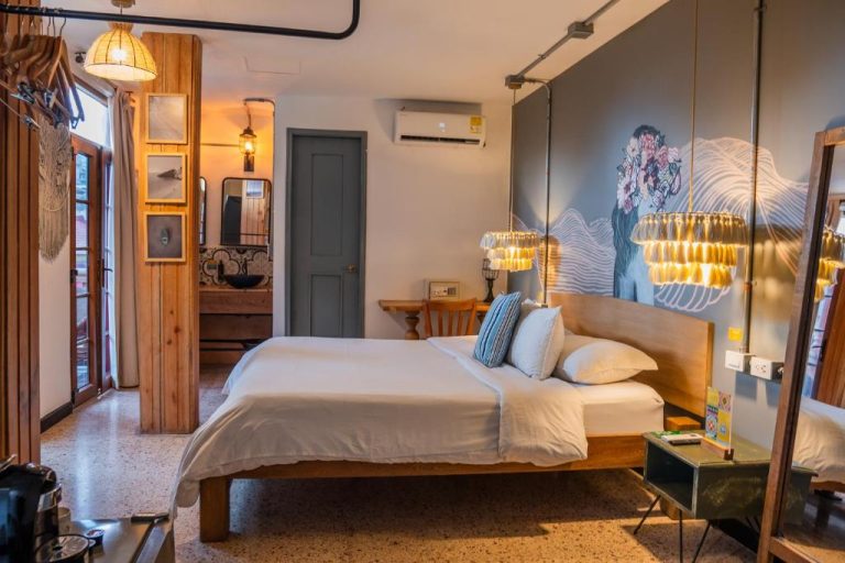 Habitación doble con cama king, mural artístico y lámparas decorativas en Hotel Kim