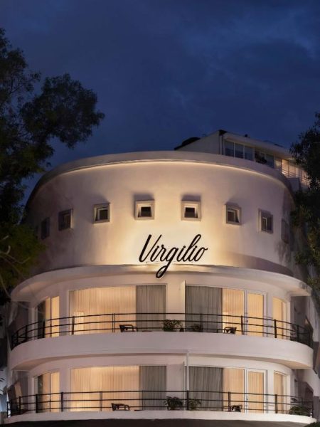 Fachada exterior nocturna del Hotel Kimpton Virgilio Polanco con diseño art déco iluminado