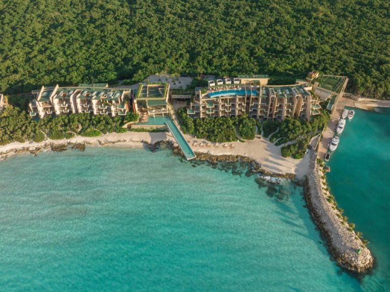Vista aérea de La Casa de la Playa by Xcaret con piscinas, playa privada y marina en el Caribe mexicano