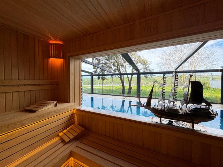 Sauna de madera con vista a la piscina exterior en Green Roof Boutique Hotel & SPA Istanbul Airport