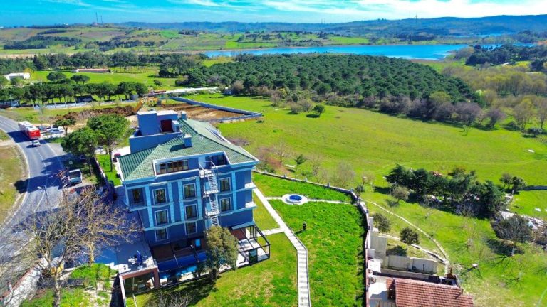 Vista aérea del Green Roof Boutique Hotel & SPA Istanbul Airport rodeado de naturaleza y lago