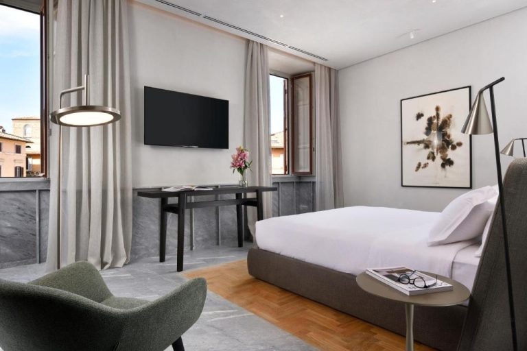 Habitación doble con cama king, escritorio y TV en The Bank Hotel Etruria Collection Roma
