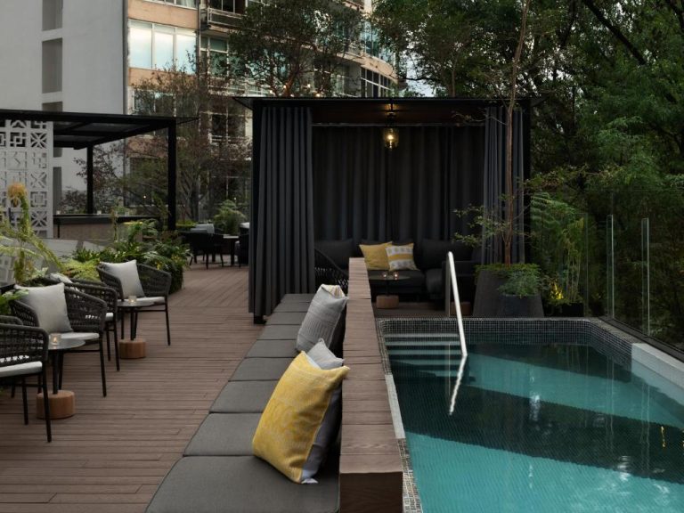Terraza con piscina exterior, cabana privada y zona lounge del Kimpton Virgilio Polanco by IHG