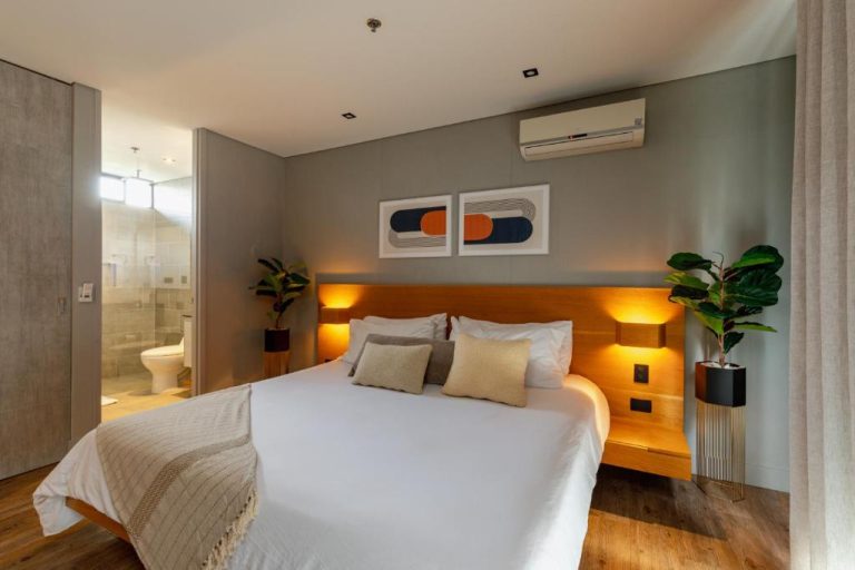 Habitación doble moderna con baño en suite y aire acondicionado en Loma Verde Aparthotel