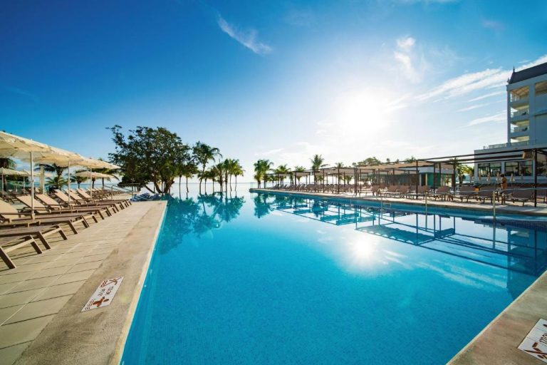 Piscina infinita exterior con tumbonas y vistas al mar del Hotel Riu Ocho Rios All Inclusive en Jamaica