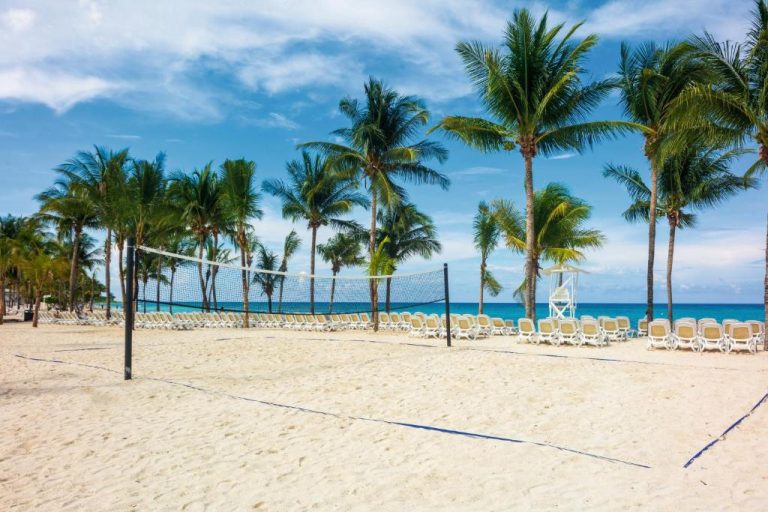 Cancha de voleibol en la playa con tumbonas y palmeras del Riu Ocho Rios All Inclusive Jamaica