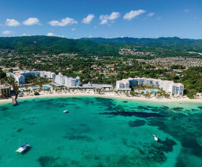 Vista aérea del Hotel Riu Ocho Rios All Inclusive con playa de arena blanca y aguas turquesas en Jamaica