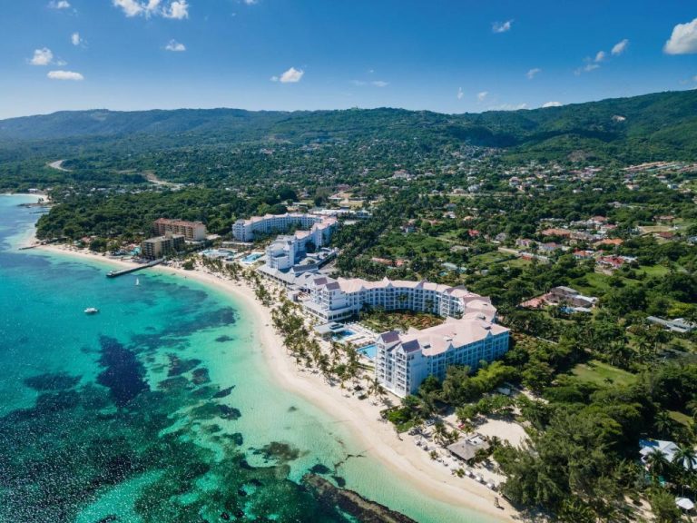 Vista aérea del Hotel Riu Ocho Rios All Inclusive con playa de arena blanca y aguas turquesas en Jamaica