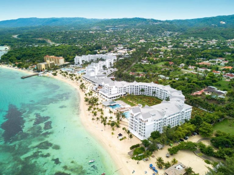 Vista aérea del Hotel Riu Ocho Rios All Inclusive con playa de arena blanca y aguas turquesas en Jamaica