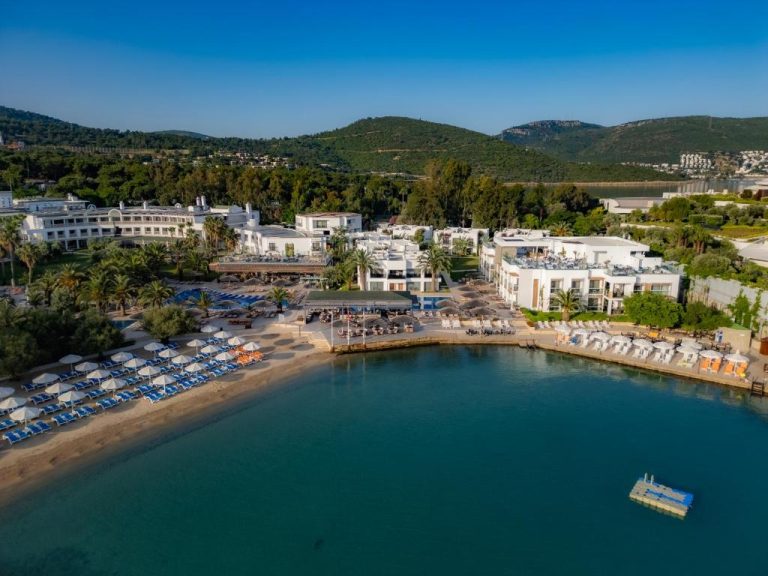 Vista aérea de la playa privada y piscina exterior del Samara Hotel Bodrum Ultra All Inclusive