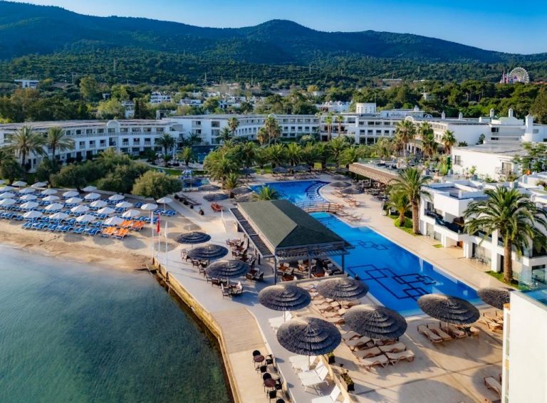 Vista aérea de la piscina exterior y playa privada del Samara Hotel Bodrum Ultra All Inclusive