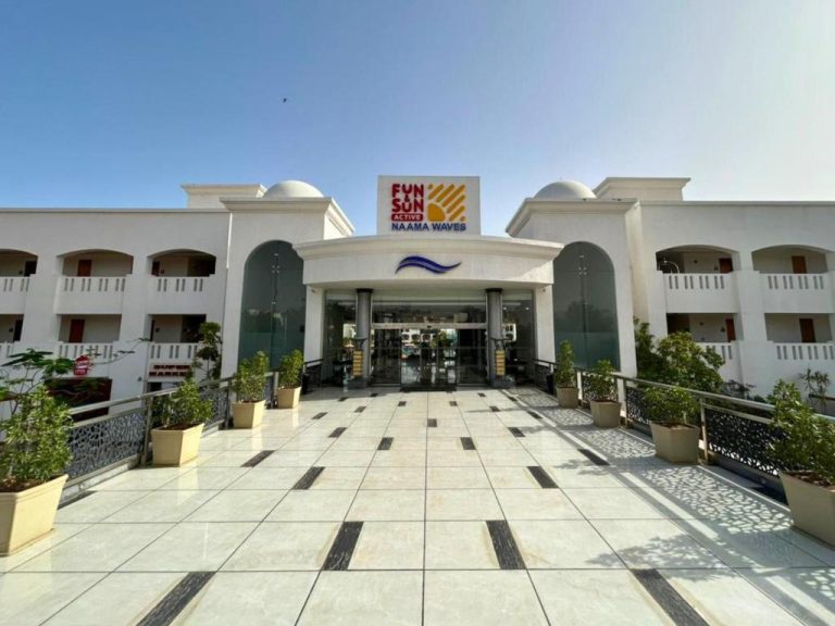 Entrada principal del hotel Fun & Sun Naama Waves con fachada blanca y jardines en Sharm el-Sheikh