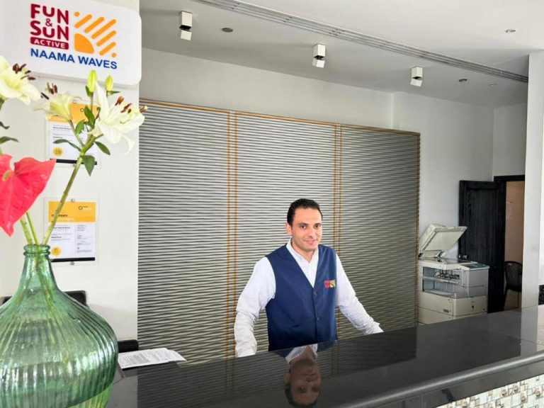 Recepción del hotel Fun & Sun Naama Waves con personal de atención al cliente en el mostrador