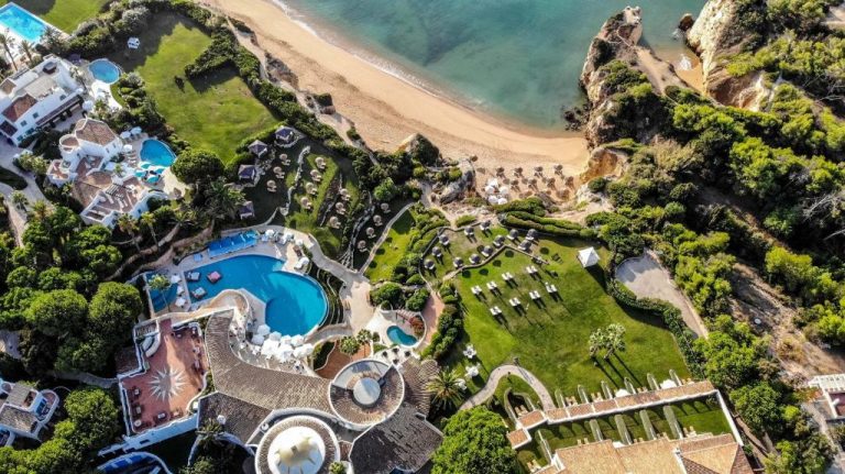 Vista aérea del Vila Vita Parc con piscina exterior, jardines y acceso privado a la playa en el Algarve