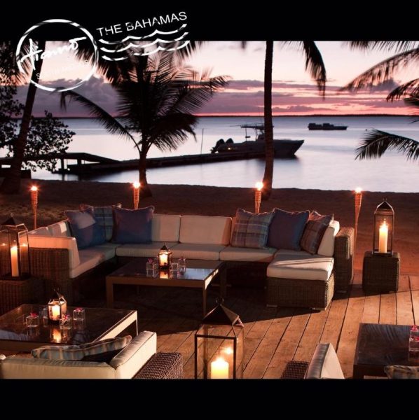 Terraza lounge con sofás y velas junto a la playa al atardecer en Tiamo Resort, Bahamas