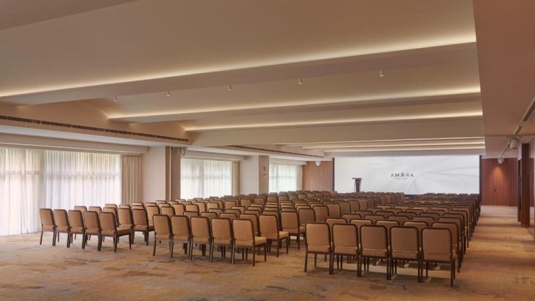 Sala de conferencias en disposición teatro con capacidad para eventos corporativos en el Amara Singapore