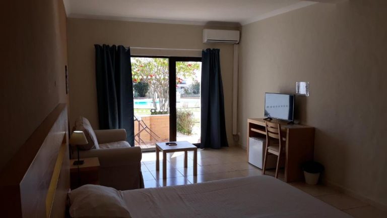 Habitación doble con escritorio, TV y vistas a la piscina exterior en el Hotel Vilamar