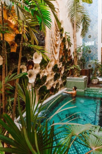Piscina interior con decoración tropical y mosaicos en Layla Tulum Adults Only hotel boutique