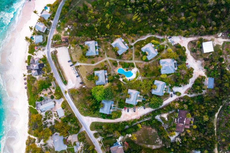Vista aérea del resort Pineapple Fields con villas, piscina y acceso directo a la playa caribeña