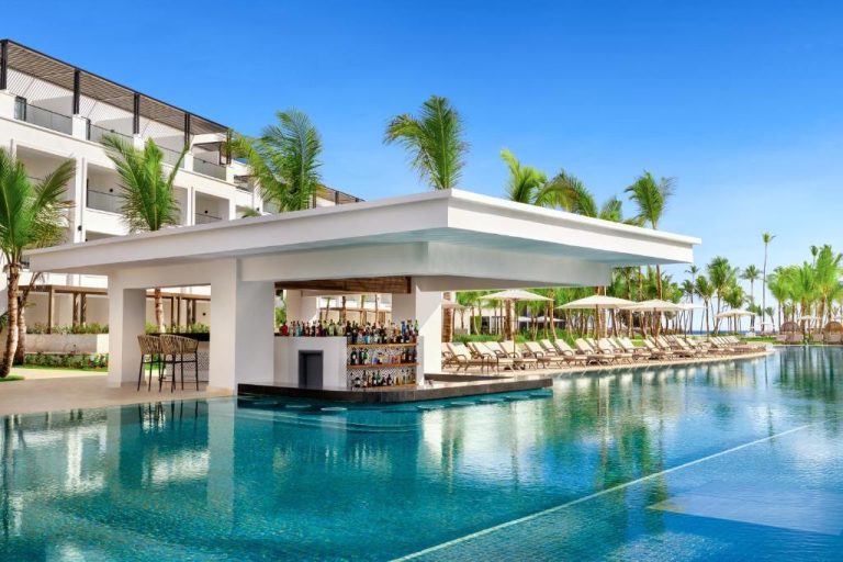 Bar flotante junto a la piscina infinity del resort Secrets Tides Punta Cana All Inclusive