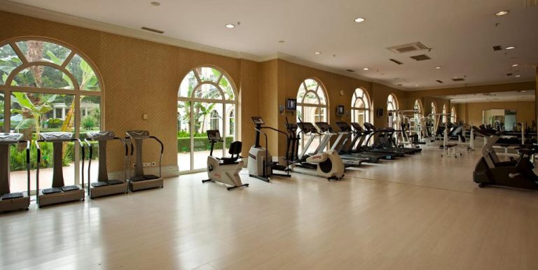 Gimnasio completamente equipado con cintas de correr y bicicletas estáticas en IC Hotels Airport