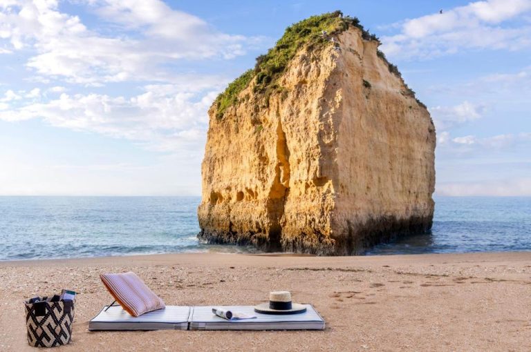 Playa privada con tumbonas y roca acantilado en el Vilalara Grand Hotel Algarve