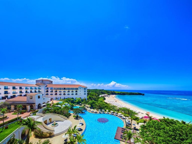 Vista aérea de la piscina exterior y playa privada del Hotel Nikko Alivila en Okinawa