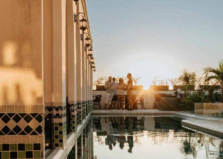 Piscina con azulejos decorativos y ambiente al atardecer en Layla Tulum Adults Only