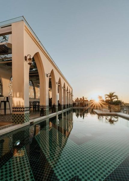 Piscina exterior con arcos andaluces y azulejos del hotel Layla Tulum Adults Only al atardecer