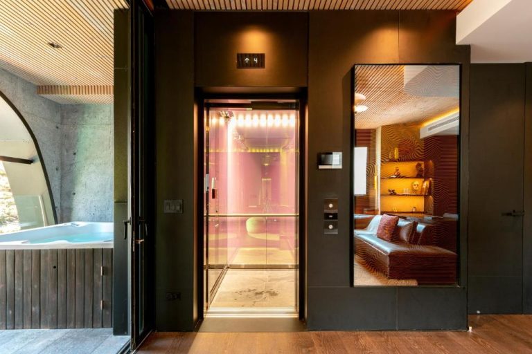 Ascensor de cristal y zona spa con jacuzzi en Primavera Luxury Apartments Medellín