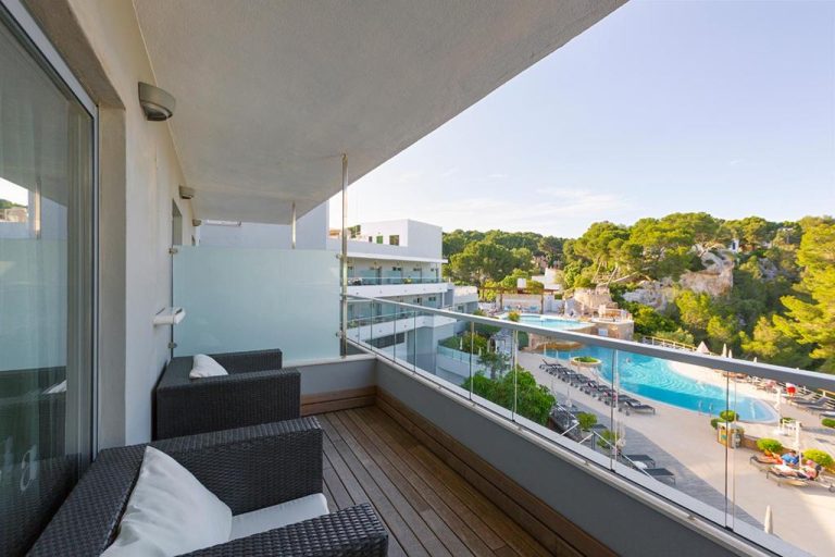 Terraza con vistas a la piscina exterior del ARTIEM Audax Adults Only rodeado de naturaleza