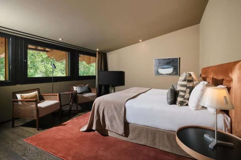 Habitación deluxe con cama king y vistas al jardín en Can Alomar Hotel