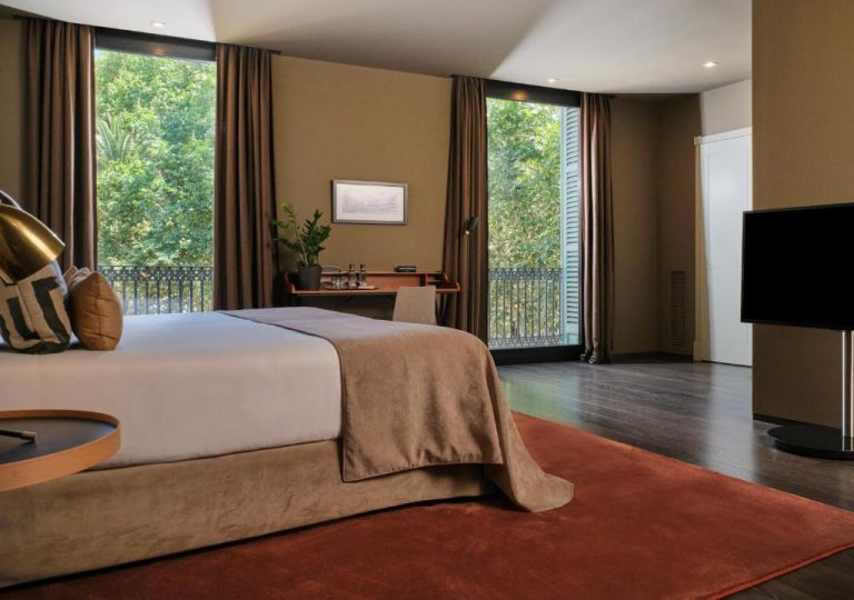 Habitación superior con balcón y vistas al jardín en Can Alomar Hotel, decoración elegante y moderna